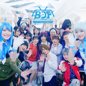 用花洒冲她尿孔play
