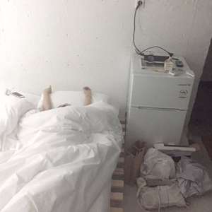 用花洒冲她尿孔play
