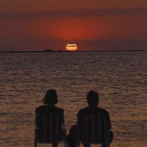 用花洒冲她尿孔play
